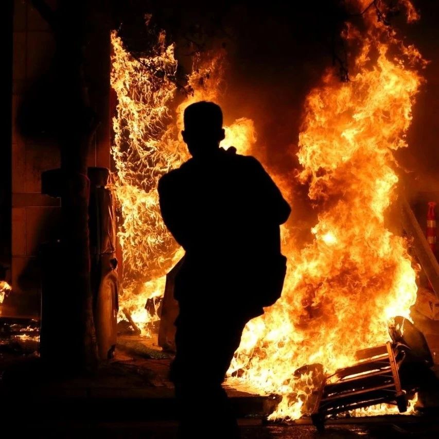 闹市区垃圾桶自然着火了？！维多利亚DT两个垃圾桶无故起火。。。