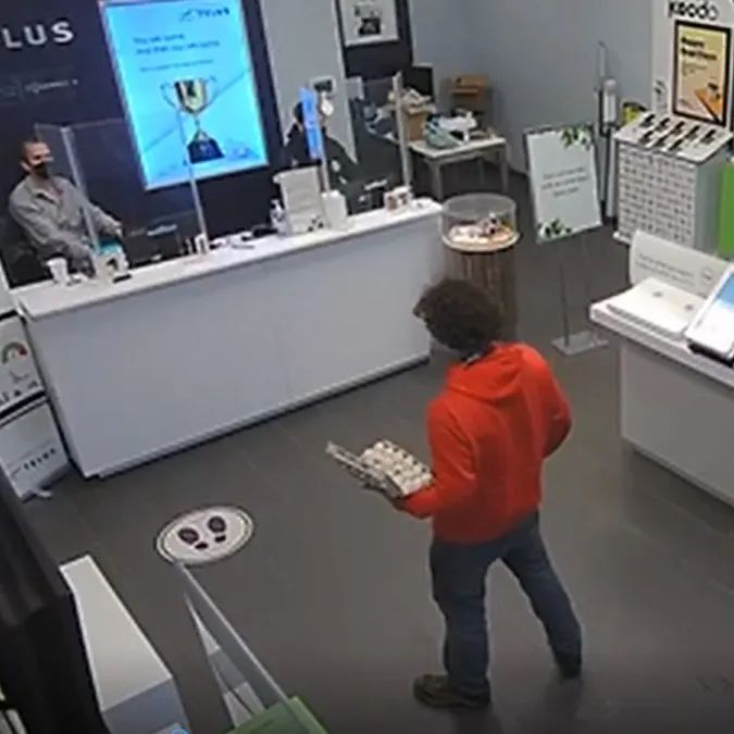 疯了?!岛上一男子向商店工作人员丢鸡蛋?!原因竟然是。。
