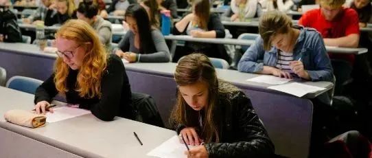 病例激增!维多利亚已有10所学校感染新冠!Uvic商学院不得不将考试改为线上!!