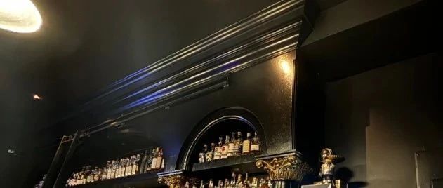 探店｜小众宝地！维多利亚隐藏在书架后的神秘酒吧，快来探索～